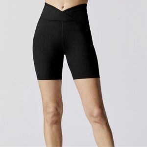 YEAR OF OURS Black Ribbed V Waist Biker Short Active Workout Gym Shorts Size‎ M
